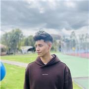 Como una persona comprometida, entendedora y el ideal es poder enseñar a cambiar los estilos de vida a las personas, todo esto basado desde el ejercicio